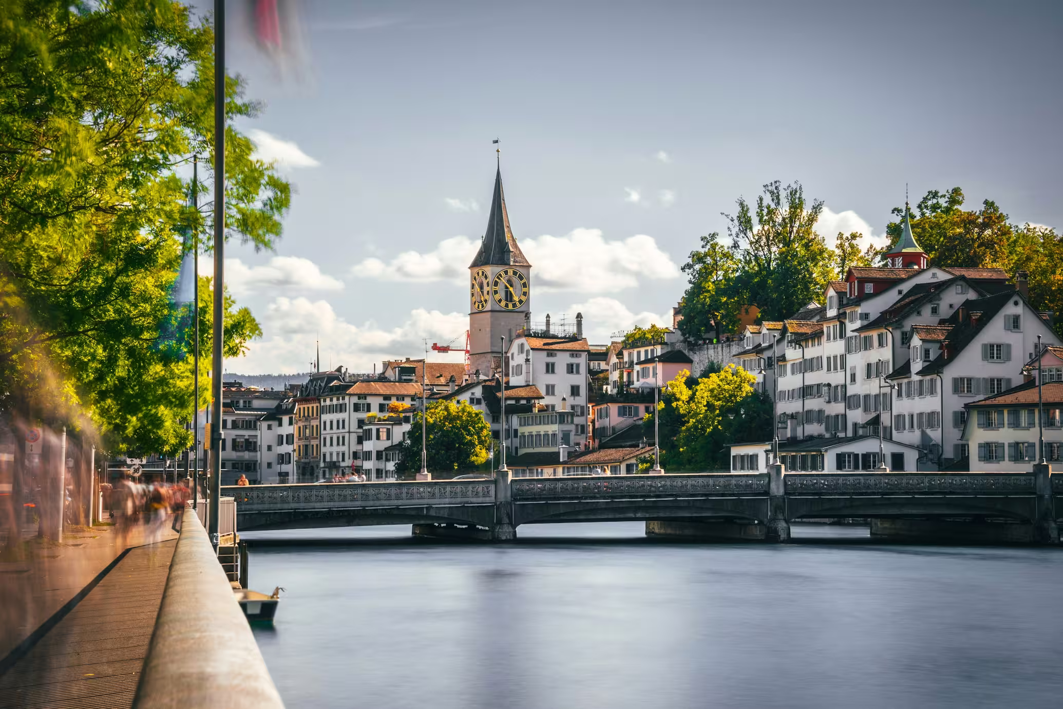 Zürich old town, bridge over the Limmat — photo by Tobias Reich